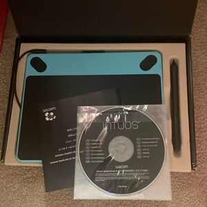 Wacom drawing tablet (2 extra wand tips)